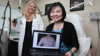 Dra. Jill Waibel junto a Kim Phuc en la clínica de Miami