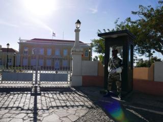 Kando na kuwa na hali nzuri ya hewa , Cape Verde ina demokrasia ambapo rais huchaguliwa