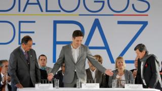 Juan Camilo Restrepo (d), líder negociador del gobierno de Colombia, y Pablo Beltrán, del ELN