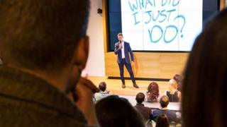 Una audiencia escucha una charla sobre fracasos en Lituania
