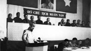 Hình chụp Chủ tịch Hồ Chí Minh phát biểu tại Đại hội Đảng lao động Việt Nam năm 1953