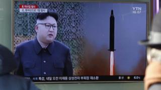 Түндүк Кореянын ЦТАК агенттиги өлкө лидери Ким Чен Ын өткөрүлгөн сыноого көз салып олтурганын жазды.
