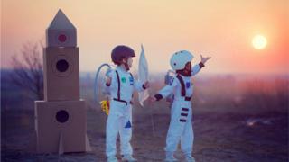 Niños disfrazados de astronautas