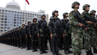 2014年,駐疆武警部隊在烏魯木齊人民廣場舉行反恐維穩誓師大會
