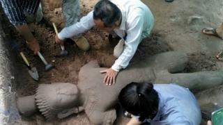 Các nhà khảo cổ khai quật tượgn đá tại đền thờ Angkor Wat ở Siem Reap (01/08/2017)
