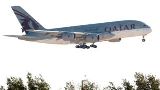 一架卡塔尔航空空客A380客机准备降落多哈国际机场(5/6/2017)