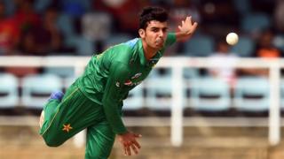 شاداب خان ویسٹ انڈیز کے خلاف بولنگ کرتے ہوئے