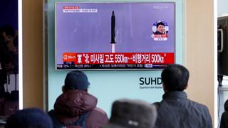 Fasinjoji a birnin Seoul suna kallon yadda aka yi gwajin ta talbiji