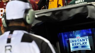Un árbitro de la NFL revisando una decisión.