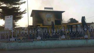Umwotsi urazamuka hafi y'ibiro bya guverinoma mu karere ka Makelekele, byatwitswe n'abashyigikiye uruhande rutavuga rumwe na leta i Brazzavile ku ya 4/04/2016