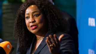 La sénégalaise Fatma Samoura lors d'une conférence de presse à Zurich en 2016 au siège de la FIFA