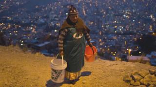 Mujer con cubos de agua