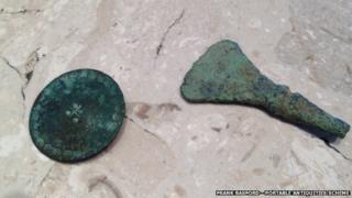 17th Century button and Bronze Age knife