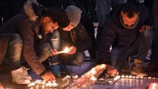 Пометители импровизированного мемориала памяти жертв теракта в Берлине
