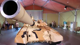 Одна из моделей танка "Уралвагонзавода" на выставке военной техники в Азербайджане