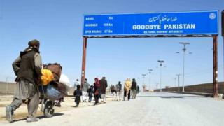 People cross into Afghanistan, before border crossings were closed again, at the Pakistani-Afghan border, in Chaman, Pakistan, 09 March 2017.