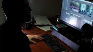 Активист "Информационных войск" за компьютером