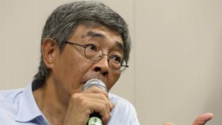 香港で記者会見する「銅鑼湾書店」の林栄基店長(16日)