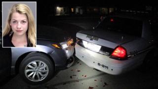 Miranda Rader dan mobilnya yang menabrak mobil polisi