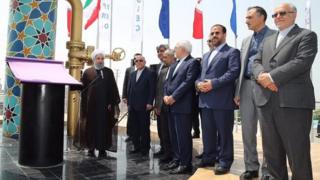 حسن روحانی رئیس جمهوری ایران بخشهایی از چند فاز پارس جنوبی را افتتاح کرد