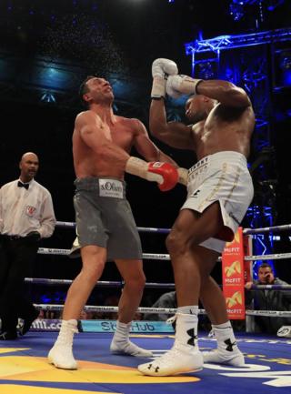 Anthony Joshua ve rakibi Wladimir Klitschk kozlarını paylaşıyor.