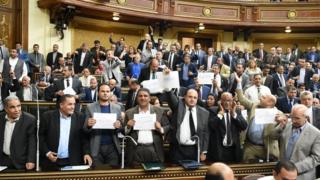 أعضاء في البرلمان المصري يرفعون شعارات رافضة لنقل تبعية جزيرتي تيران وصنافير إلى السعودية