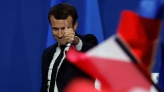 Эммануэль Макрон Франциядагы президенттик шайлоонун биринчи айлампасында 23,75 пайыз добуш алып алдыга чыкты.