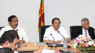 ජනාධිපතිවරයා සහ අගමැතිවරයාගේ ප්රධානත්වයෙන් ආපදා කළමනාකරණ අමාත්යංශයේ ශ්රවණාගාරයේ පැවති සාකච්ඡාව