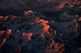 Montañas bajo una luz rosa