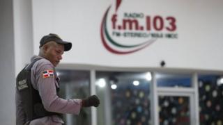 Dan sanda jamhuriyar Dominica a lokacin da yake gadin gidan rediyo FM.103