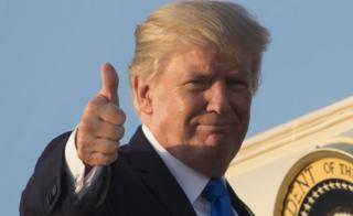 メリーランドから大統領専用機に乗ってフランスへ向かうトランプ大統領(12日)