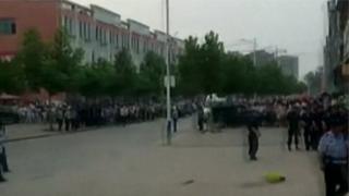 Китайское телевидение показало огромную толпу возле детского сада