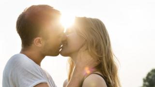 Pareja besándose