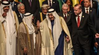 Soldan sağa ön sıra: Katar Emiri Şeyh Temim bin Hamad es-Sani, Kuveyt Emiri Şeyh Sabah el Ahmet el Cabir el Sabah, Suudi Arabistan Kralı Salman bin Abdülaziz el Suud ve Cumhurbaşkanı Recep Tayyip Erdoğan