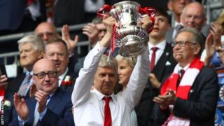 Arsene Wenger akiinua kombe la FA aliloshinda baada ya kuichapa Chelsea 2-1