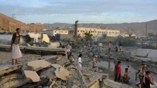 Residents of Mukalla inspect damage after a Saudi-led coalition air strike (24 April 2016)