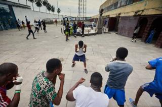 Group training within the walls of the Stade Tata Raphael