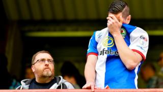 Un supporter de Blackburn pleure après la relégation du club de son coeur