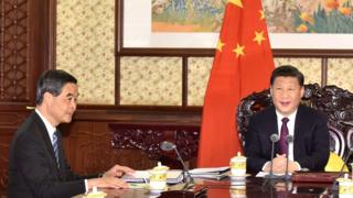 2016年12月23日,梁振英在北京向习近平述职。