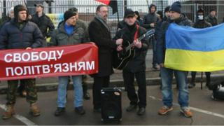 Под посольством России в Киеве проходили протесты против арестов украинцев в РФ