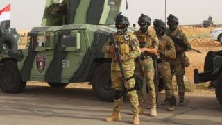 Iraqi security forces personnel on the road to Rutba, in Anbar province (16 May 2016)