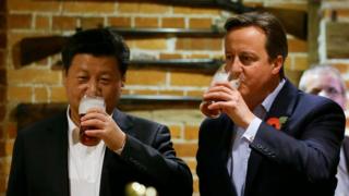 習近平訪問英國期間與首相卡梅倫到酒吧喝啤酒