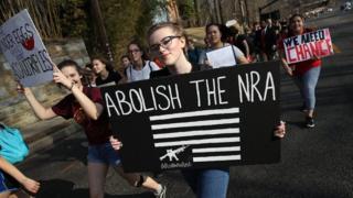 Amashirahamwe aharanira agateka yidogera ikigo NRA ku bwicanyi bwabaye muri Florida