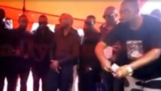 Marafiki wa Ivan walionekana wakirusha pesa ndani ya kaburi wakati wa mazishi