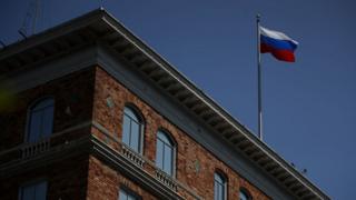 Здание консульства с флагом