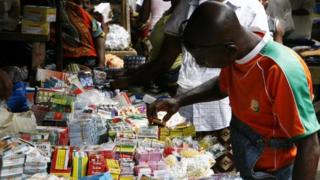 Un homme scrute des médicaments de la rue en Côte d'Ivoire (illustration)