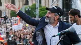 Armenian opposition leader Nikol Pashinyan waves to his supporters at a rally in the capital Yerevan, 30 April 2018
