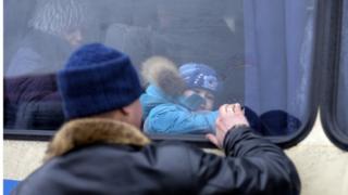Жители Авдеевки бегут от обстрелов, февраль 2017 года