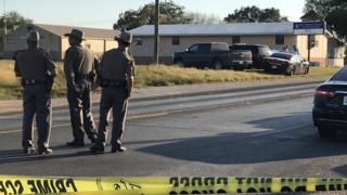 Agentes de la policía en el sur de Texas tras un tiroteo.