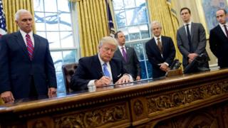 President AS Donald Trump menandatangani ketetapan terkait aborsi di Ruang Oval